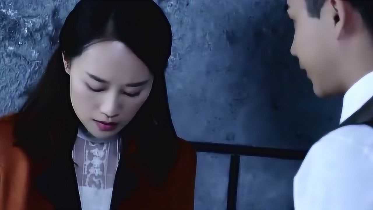 美女穿高跟鞋逃跑,太累啦