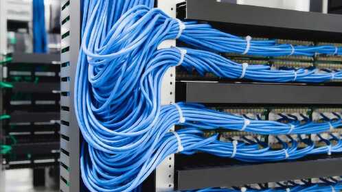 机房布线,考验耐心的工作,看到密密麻麻的网线我就抓狂了