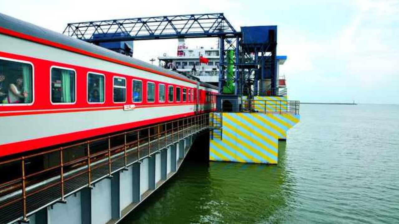 从内地到海南的火车,到底是如何通过琼州海峡的呢?