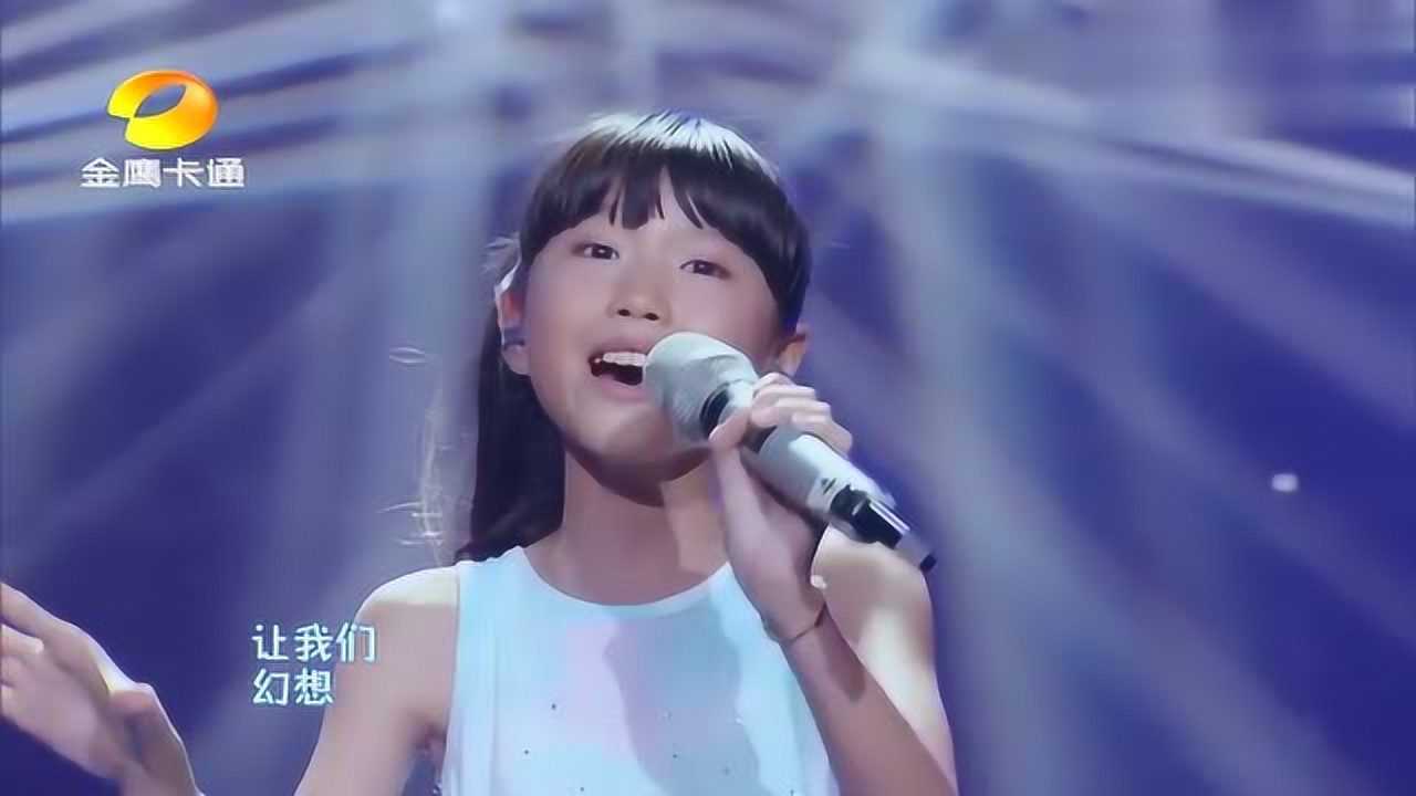 10岁女孩光着脚丫子登台，为在外的游子们深情献歌一首，太有心了