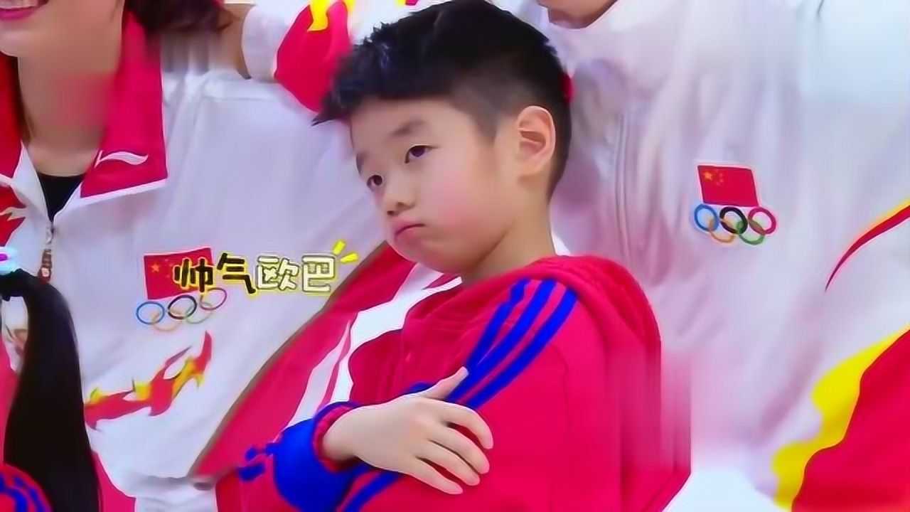 伊娃一脸幸福的搂着杨阳洋拍照,摔倒了直呼不会站起来!太可爱了!