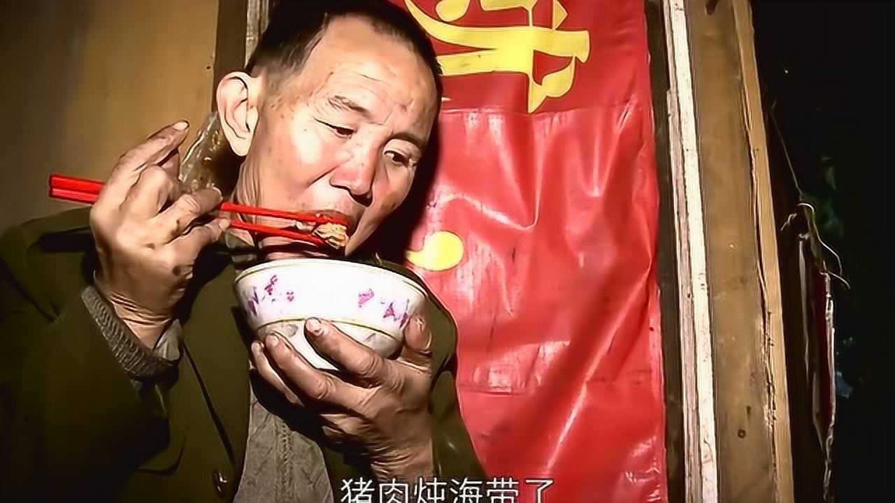 最后的棒棒:老金独自享用海带炖猪蹄,老甘为多赚几块钱舍弃了过年