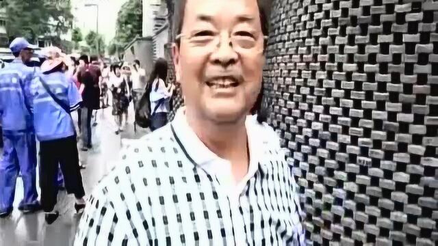 成都宽窄巷子历史文化墙“惨变”涂鸦板