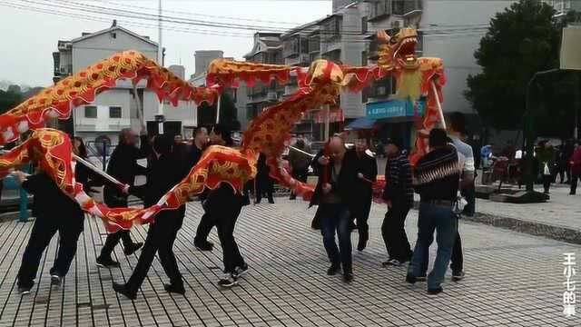 城中村偶遇玩龙灯高手,一连几个高难度动作!