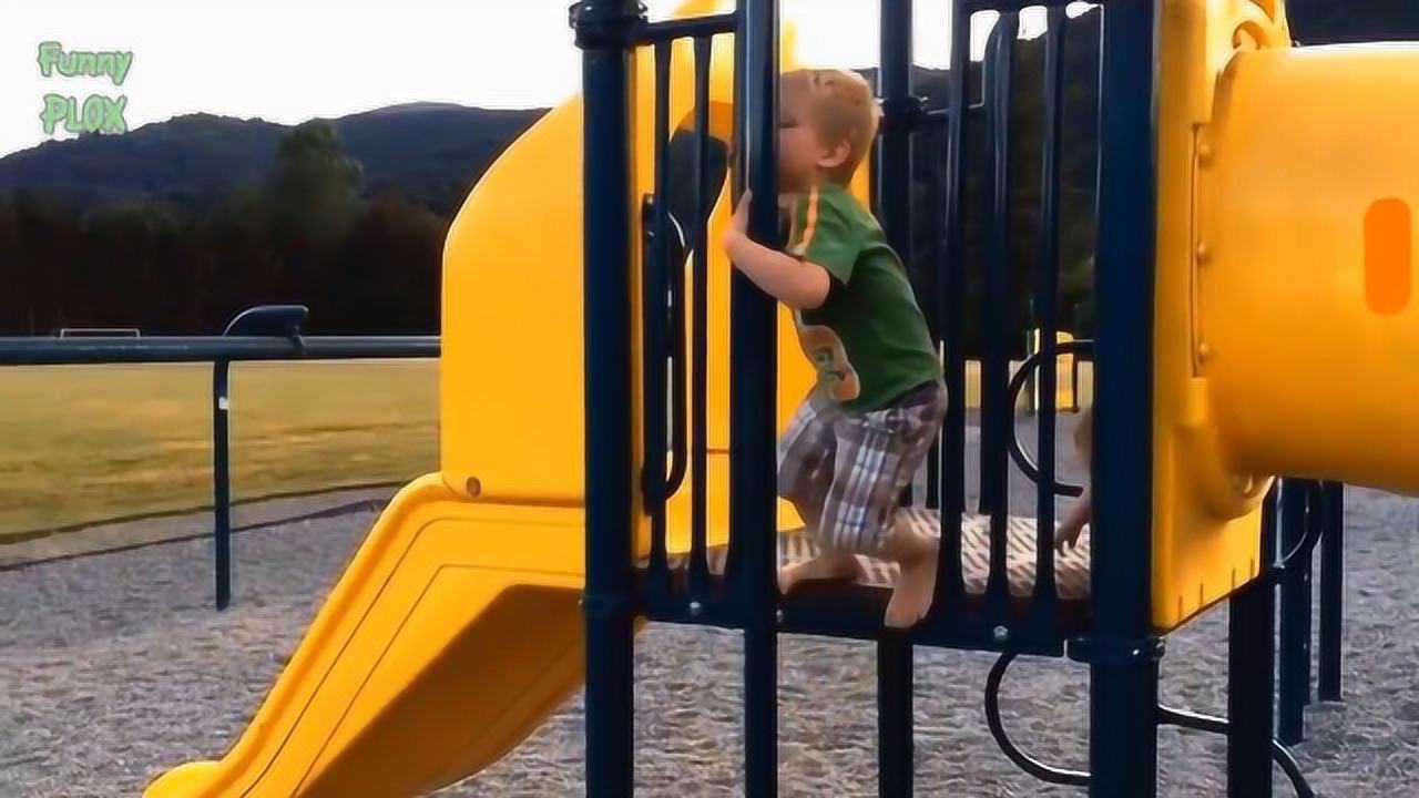 小男生玩滑滑梯不小心从上面摔下来了超搞笑