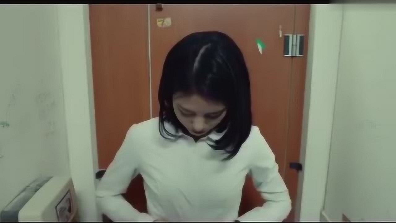 美女在公厕换衣服被人偷看，辛亏她反应及时发现了偷看者_高清