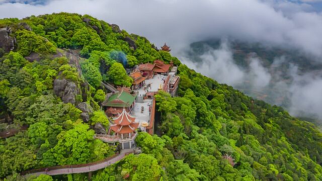 福建一座大山山崖中建有寺庙,山中有佛道儒三教并存