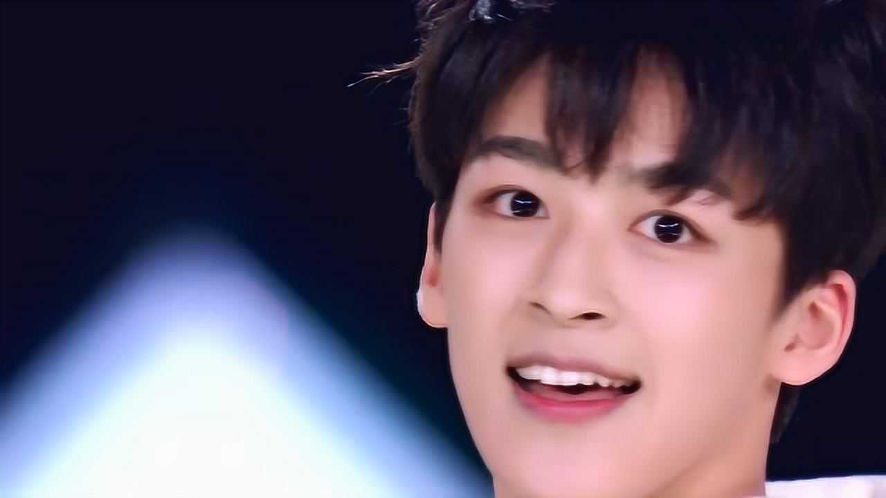 创造营2019何洛洛无愧眨眼担当之称这眼神好有电