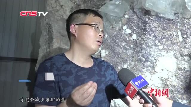 昆明市民收藏巨型矿物结晶石4种结晶共生形似“水晶宫”