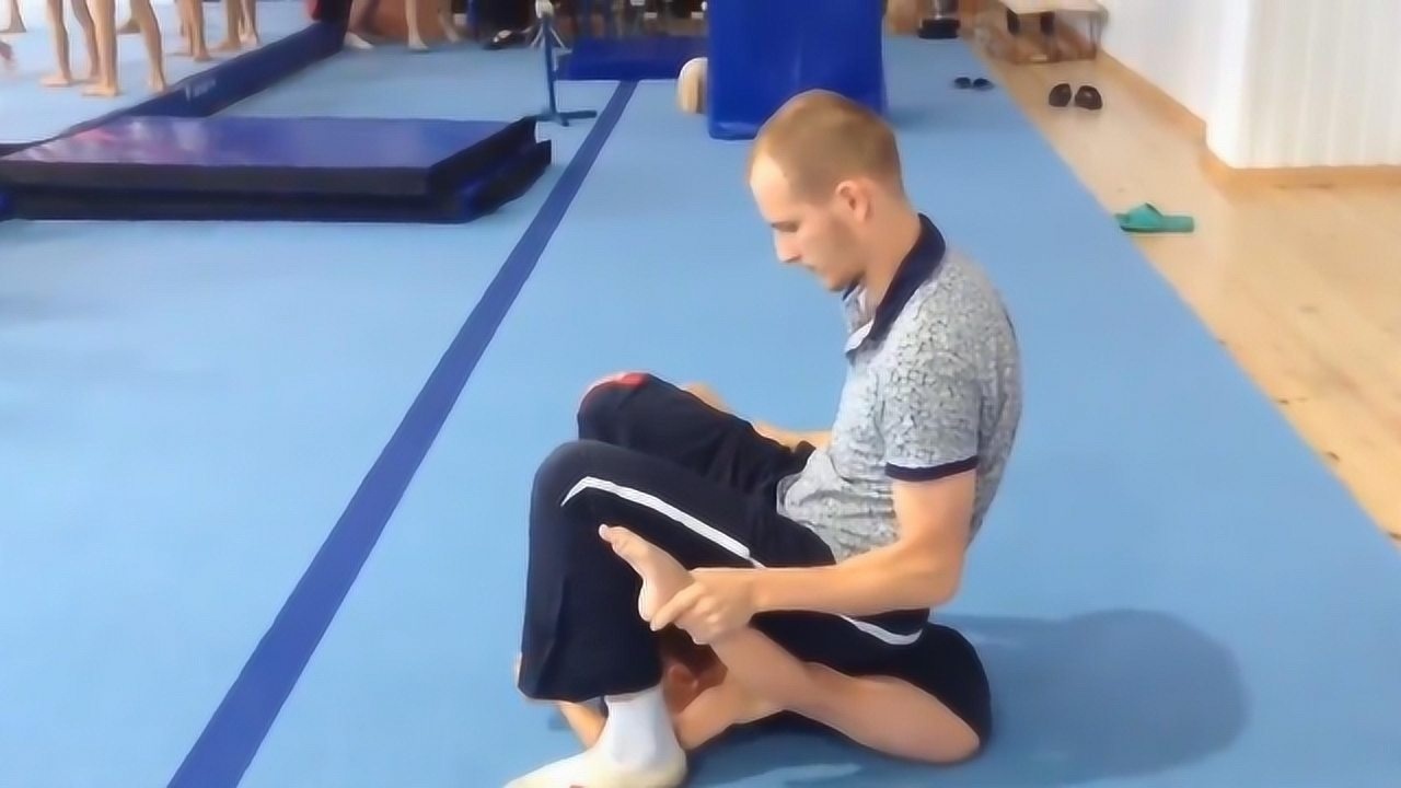 男老师帮小女孩压腿直接坐在身上真怕腿直接被掰折