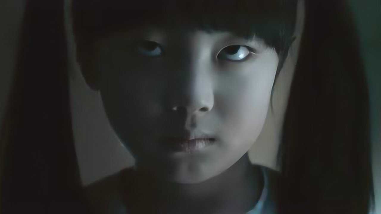 美女上吊自杀，小女孩却在一旁面无表情，网友：看着都疼！_腾讯视频