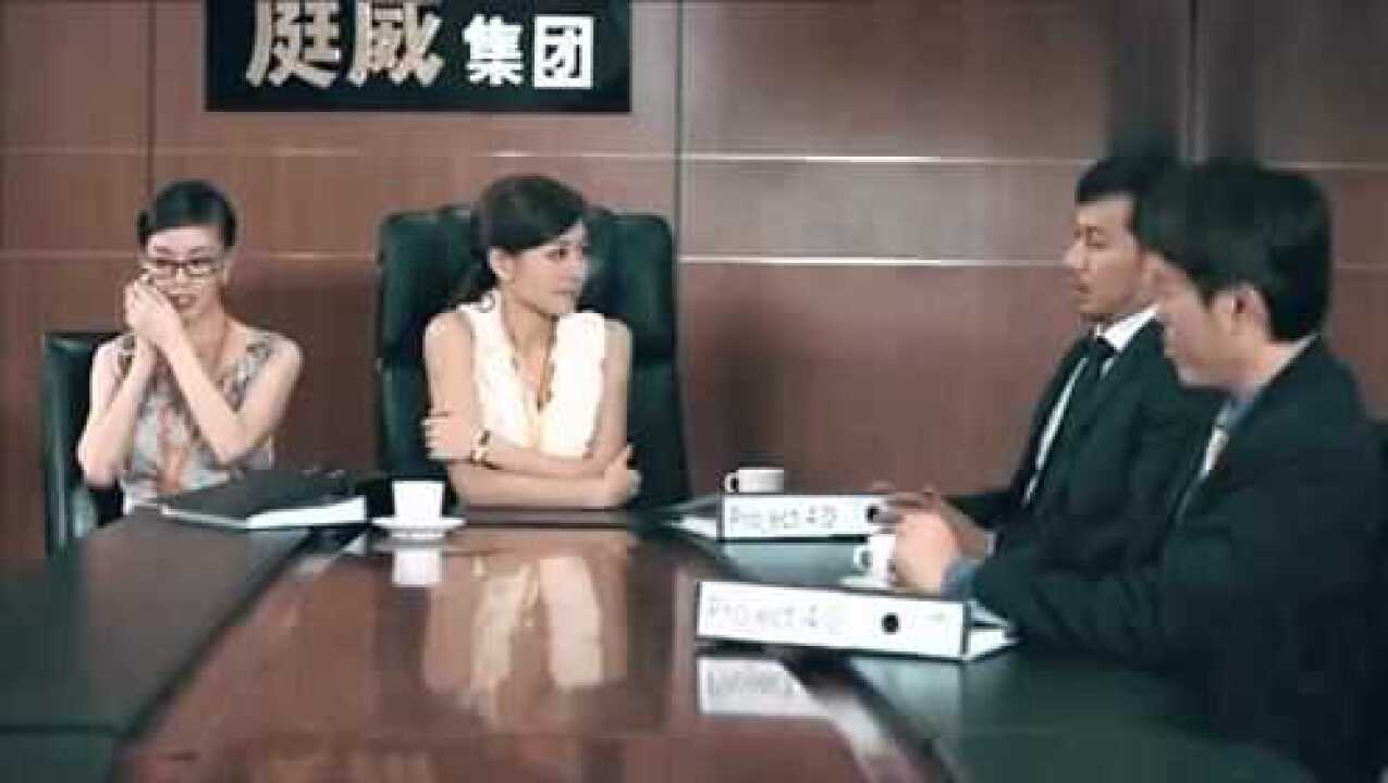 美女没有及时挤奶，谁知谈合同的时候衣服湿了，男子看傻眼_高清