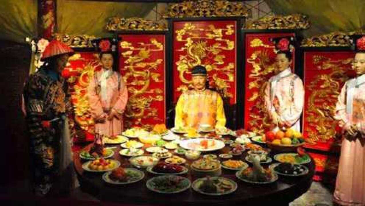 古代皇帝用餐时每道菜只吃两口，剩菜会怎么处理？真相令人意外_腾讯视频