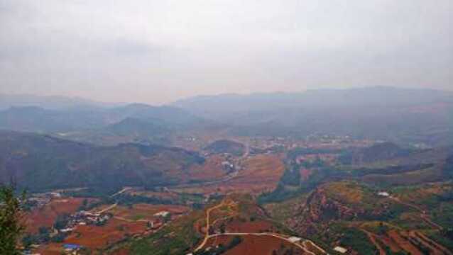 小伙攀爬河南跑马岭景区,在山腰鼓楼吹风,看到风景值了