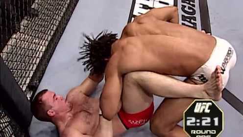 UFC经典重温 绝地反杀 马特-休斯被绞晕的瞬间暴力砸摔KO