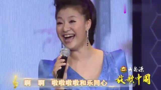 王丽达现场演唱《和谐大家庭》,歌声荡气回肠,震撼全场!