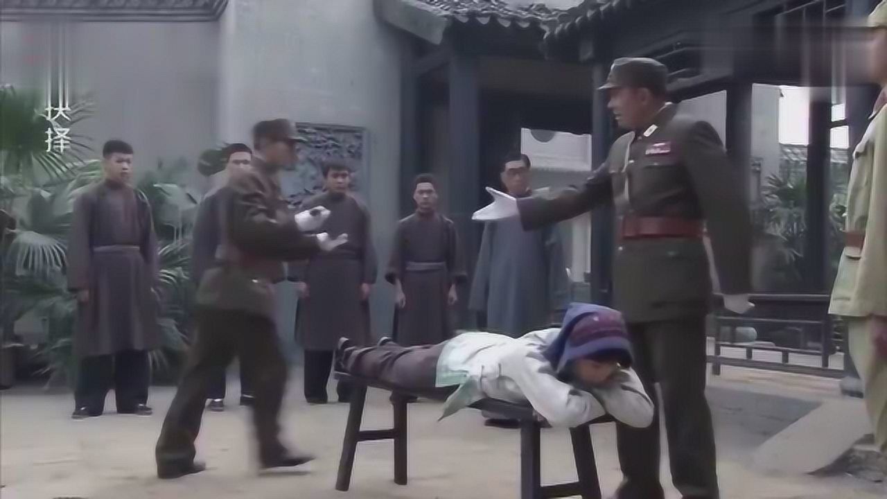 美女把将军惹怒了，当众打她屁股，这下丢脸丢大了！_高清