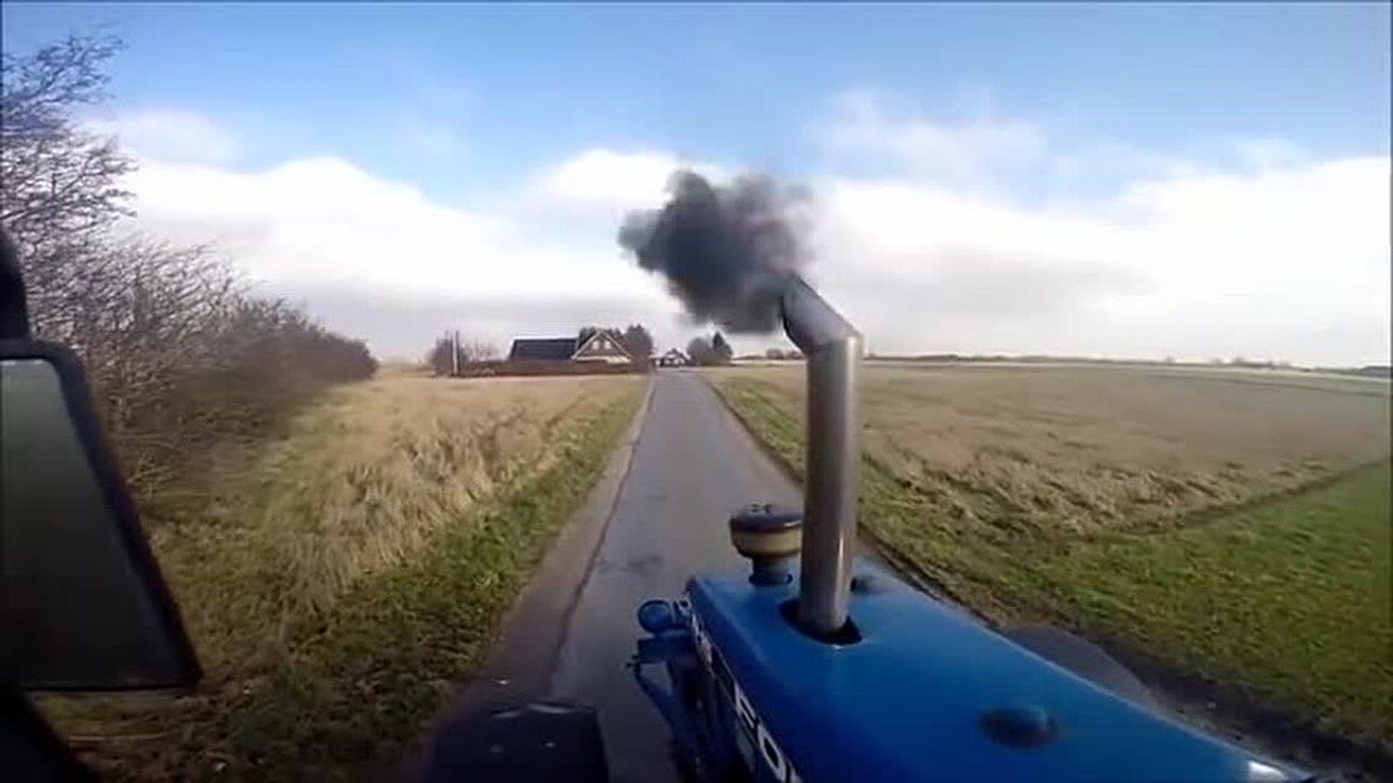 开着福特拖拉机去农场,这黑烟冒的,真是无语了!