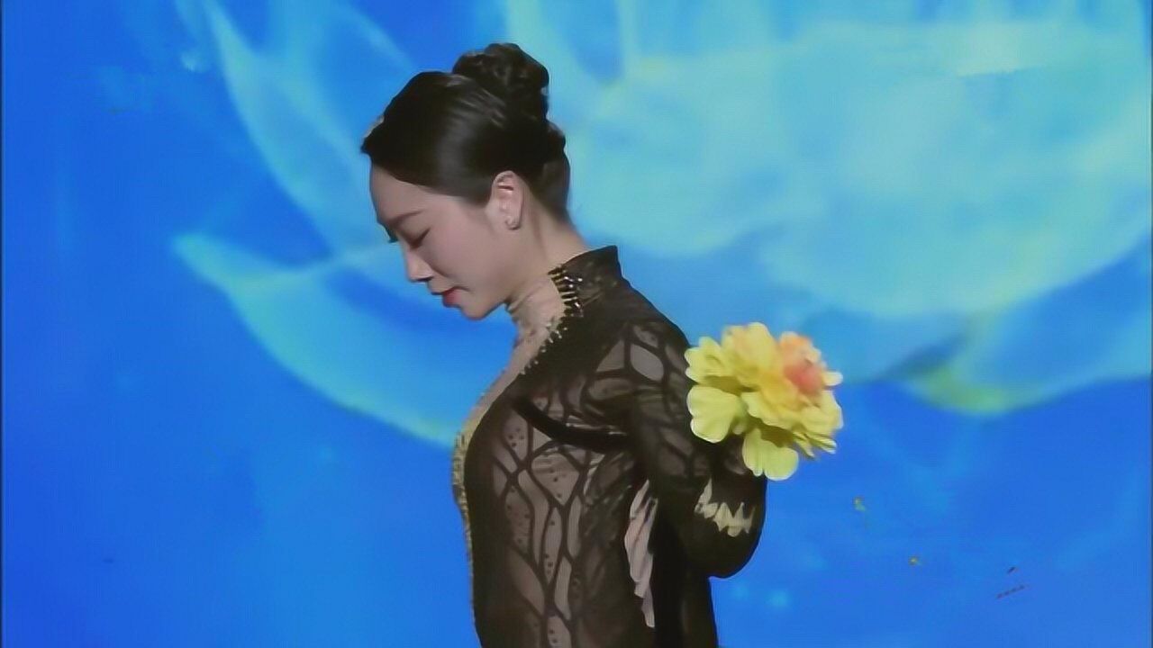 美女刘藤表演柔术唇边花完美动作令人叹服