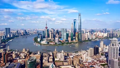 无人机航拍上海美丽的东方明珠,陆家嘴,黄浦江与外滩以及游船.