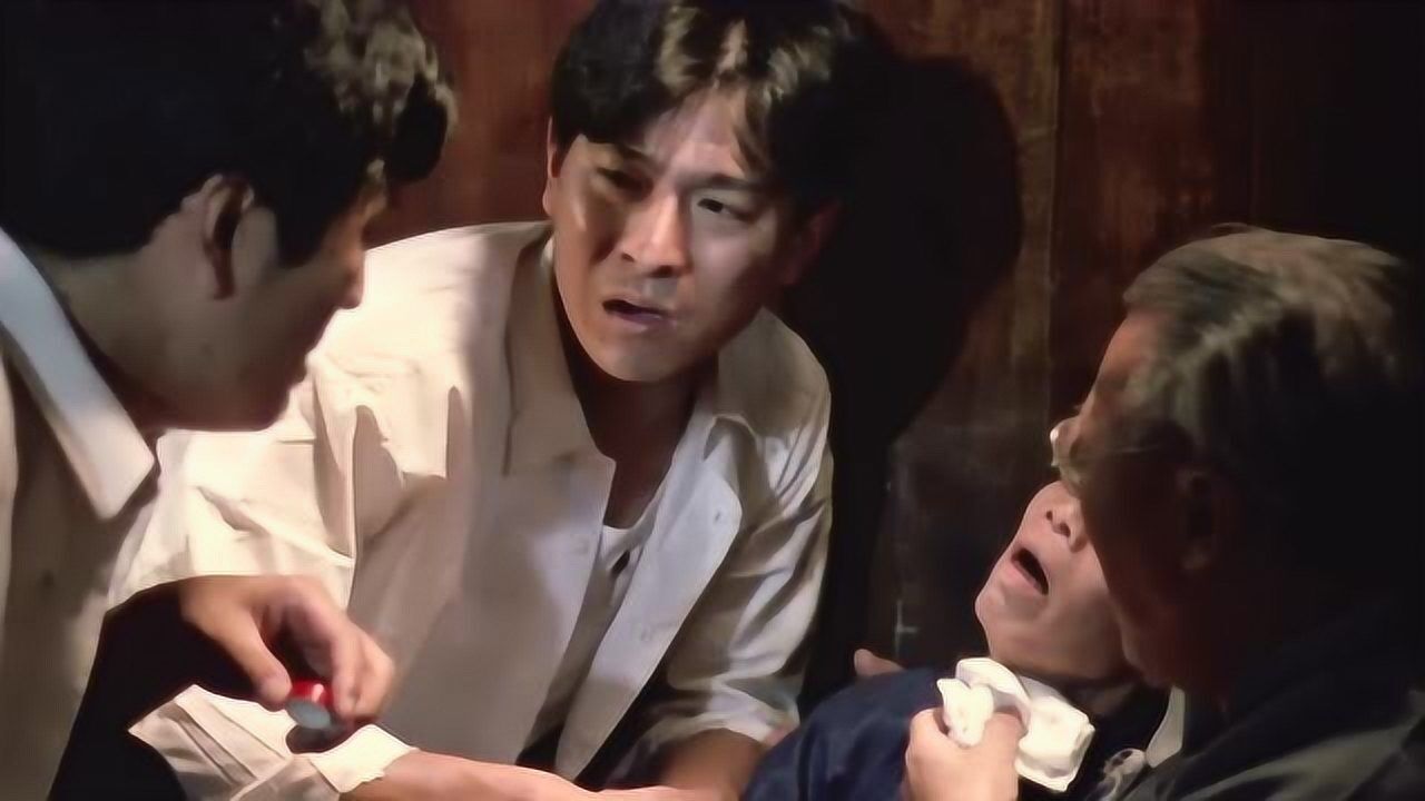 这是一部老电影由刘德华主演讲述俩兄弟偷渡到香港的故事