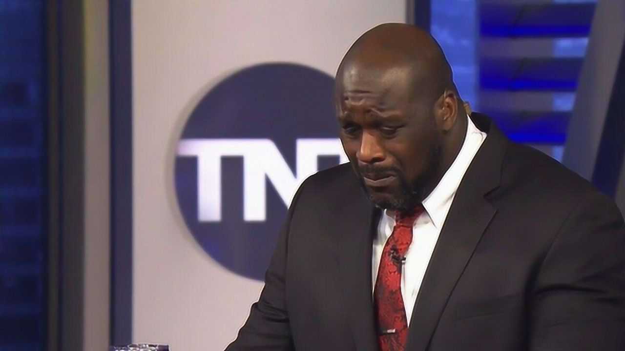 被400斤的奥尼尔飞踢一脚是什么感受?工作人员哭了,网友心疼