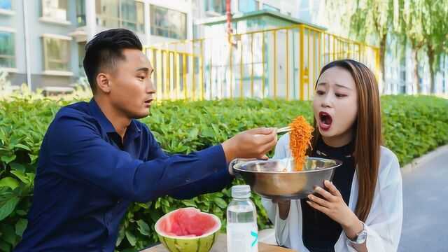 美女多才多艺,用西瓜皮自制火鸡面,长见识了