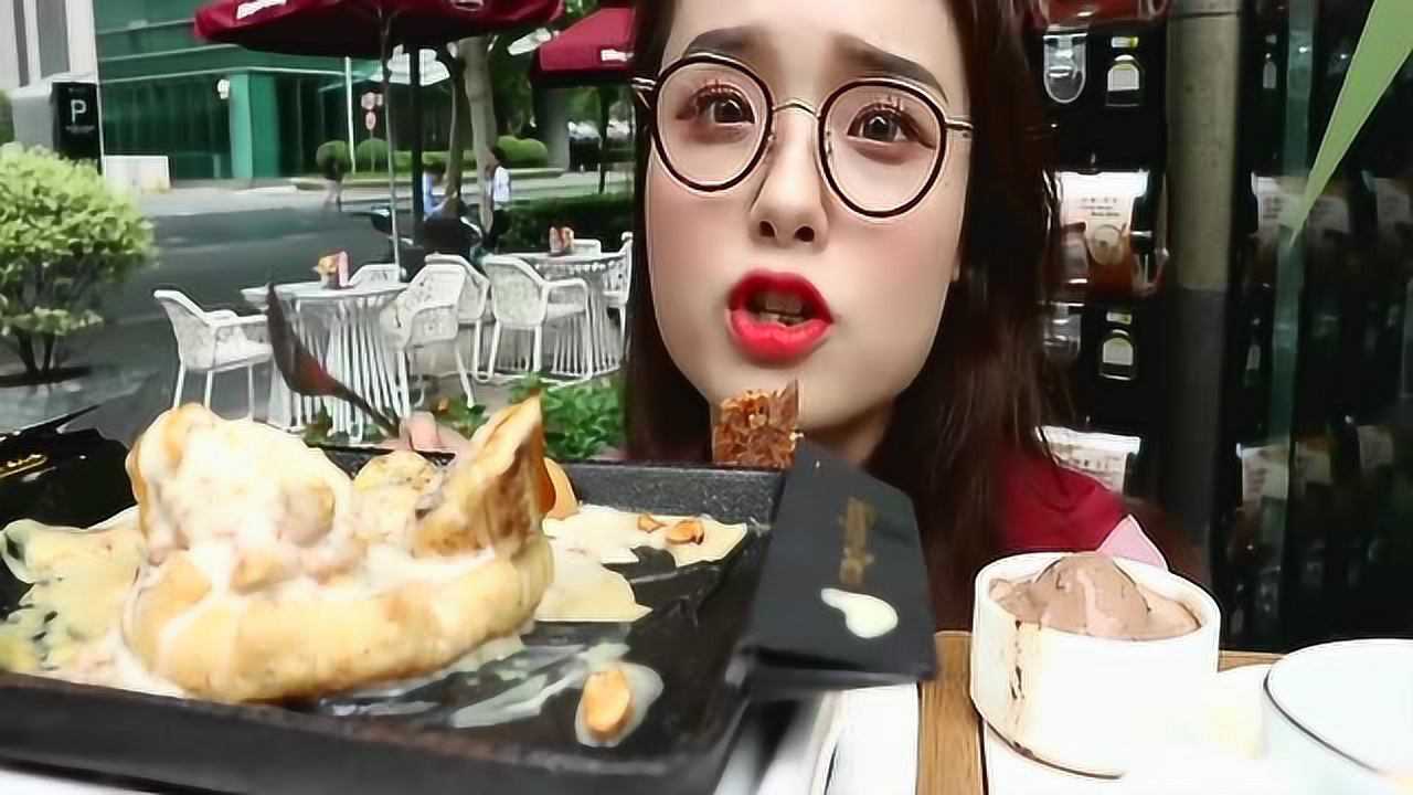 哎哟阿尤小姐姐户外开吃播,吃冰淇淋,网友:好可爱的阿尤!