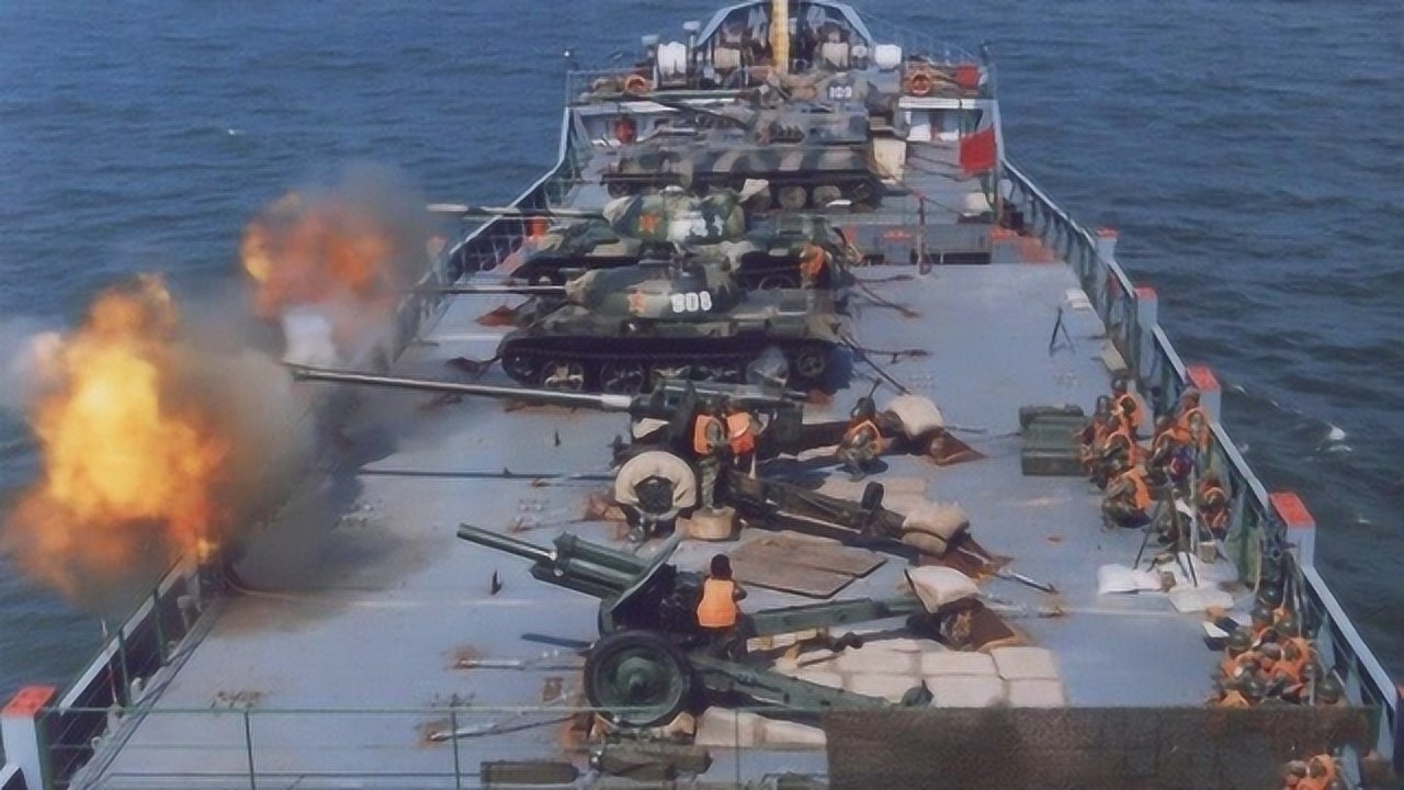 惨烈!美国航母进台湾海峡,解放军把大炮搬上货轮齐射:寸土不让