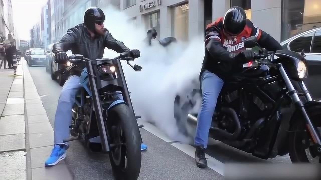 重型哈雷摩托车玩烧胎现场浓烟滚滚后面的人却遭殃了