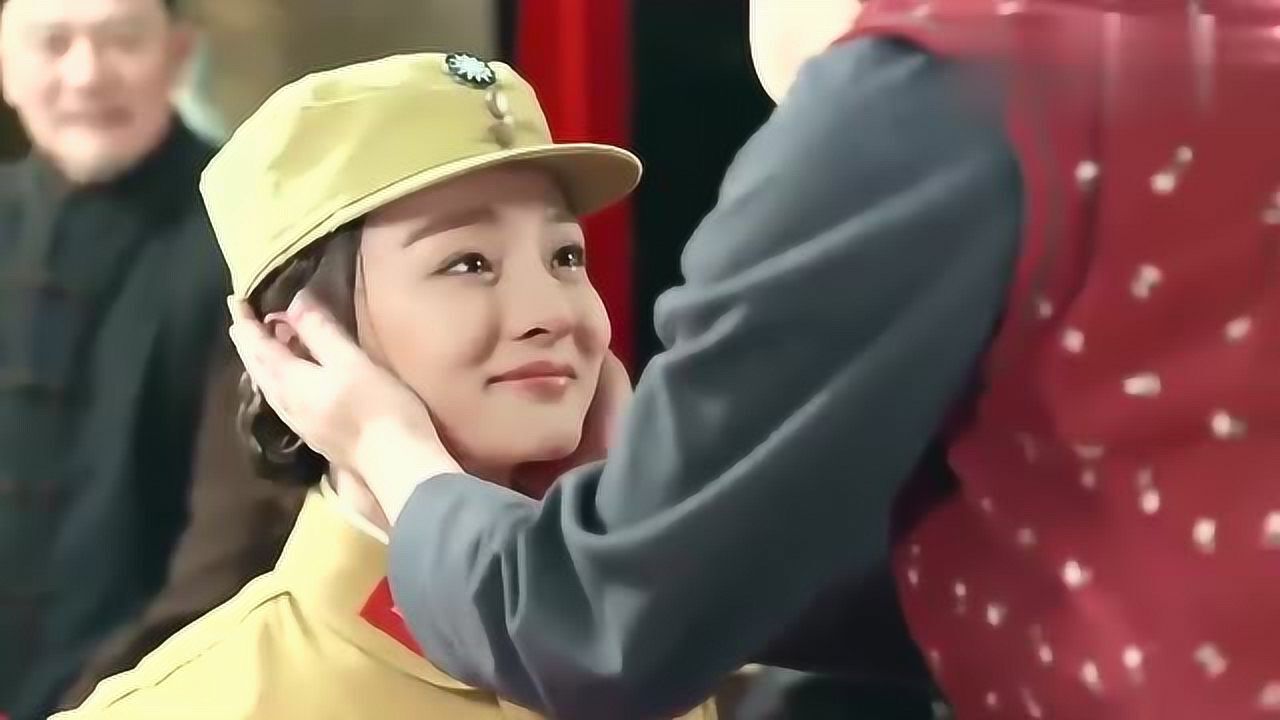 娘道:盼娣跟天宝结婚拜瑛娘,瑛娘感动落泪