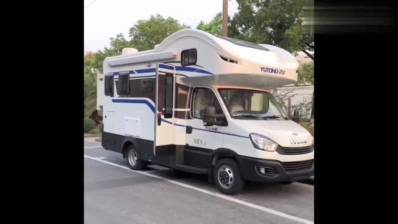 8at3.0排量的一体式房车,内饰极为豪华,住这样房车太舒服了!