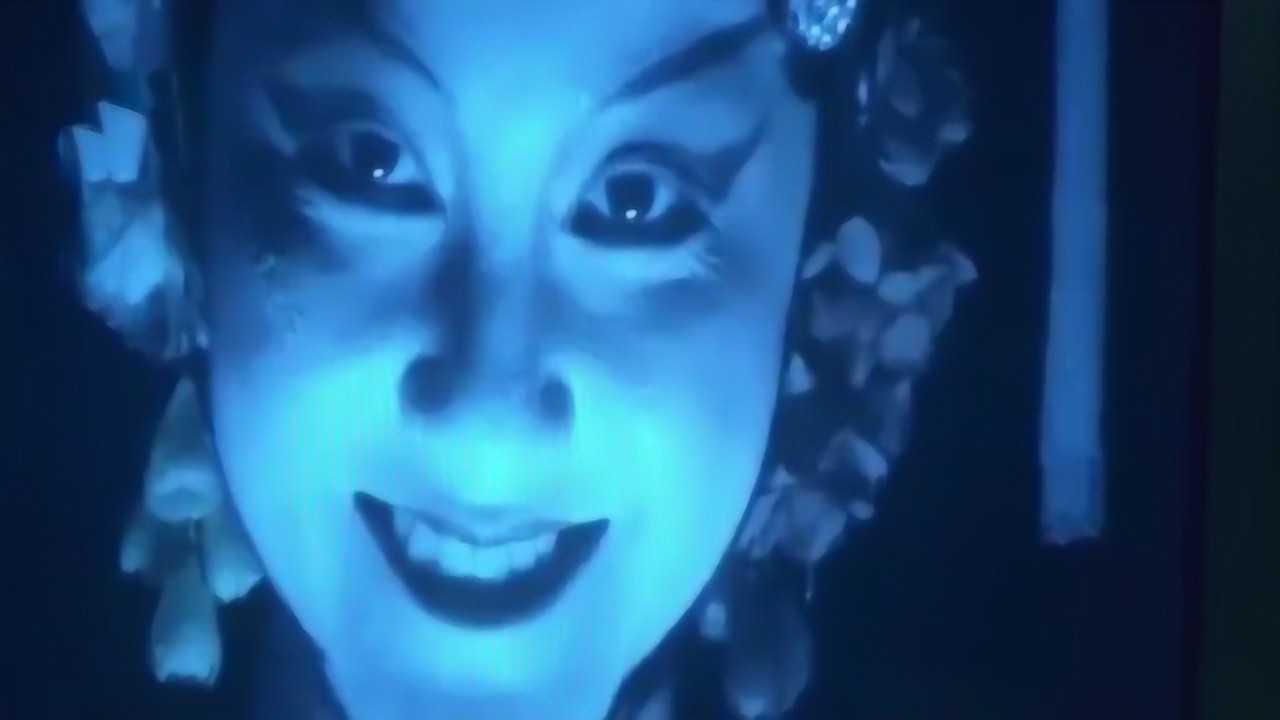 经典鬼片男子看电视突然出现一个唱京剧的男鬼要从电视爬出