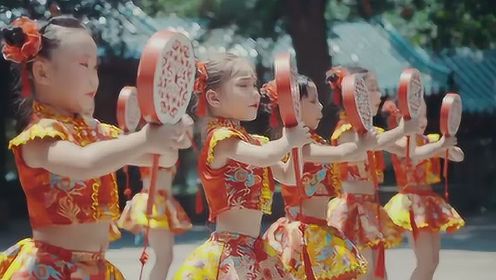 少儿初级班中国舞《太平女儿鼓》 展现出儿童的活泼可爱