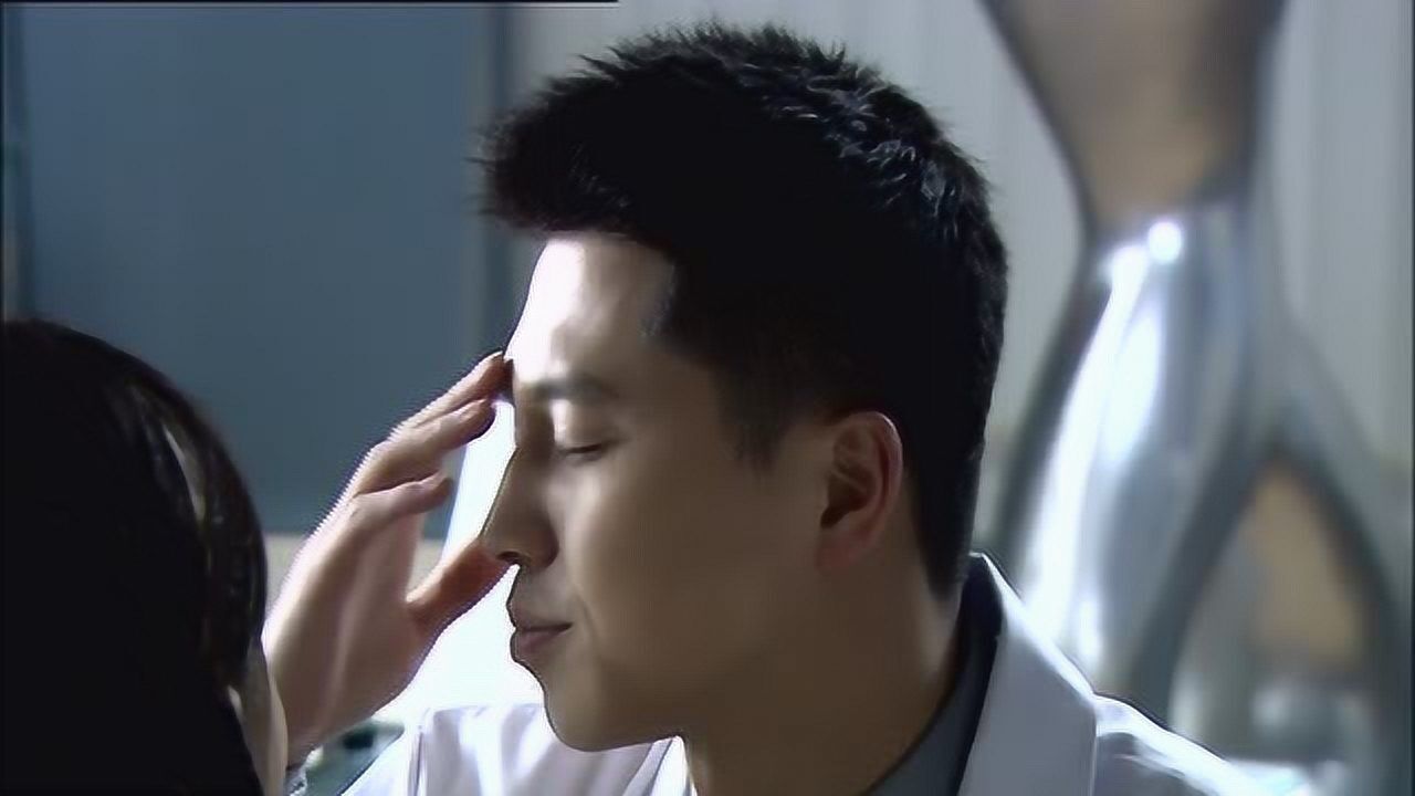 小姑娘掀开衣服,展示自己身材,医生:别这样!