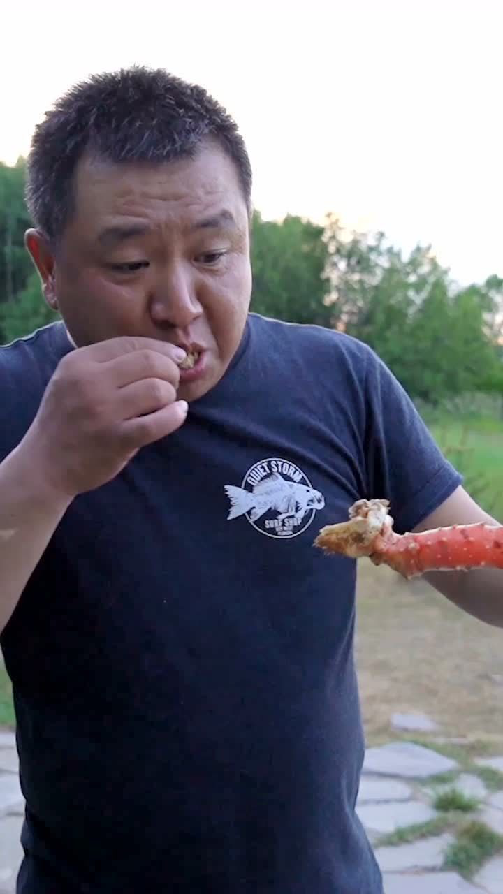 涛哥亲自烹饪香辣帝王蟹,是黑暗料理还是美味的美食?