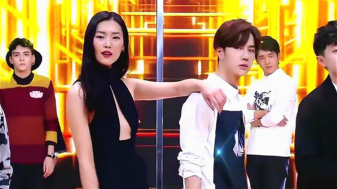 刘雯综艺现场脱衣服,看到王一博的反应,网友:够我笑一年的