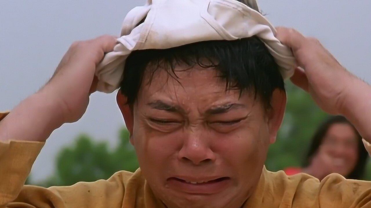 大师兄下跪求饶,对方要求头戴内裤磕头投降,尊严在哪?