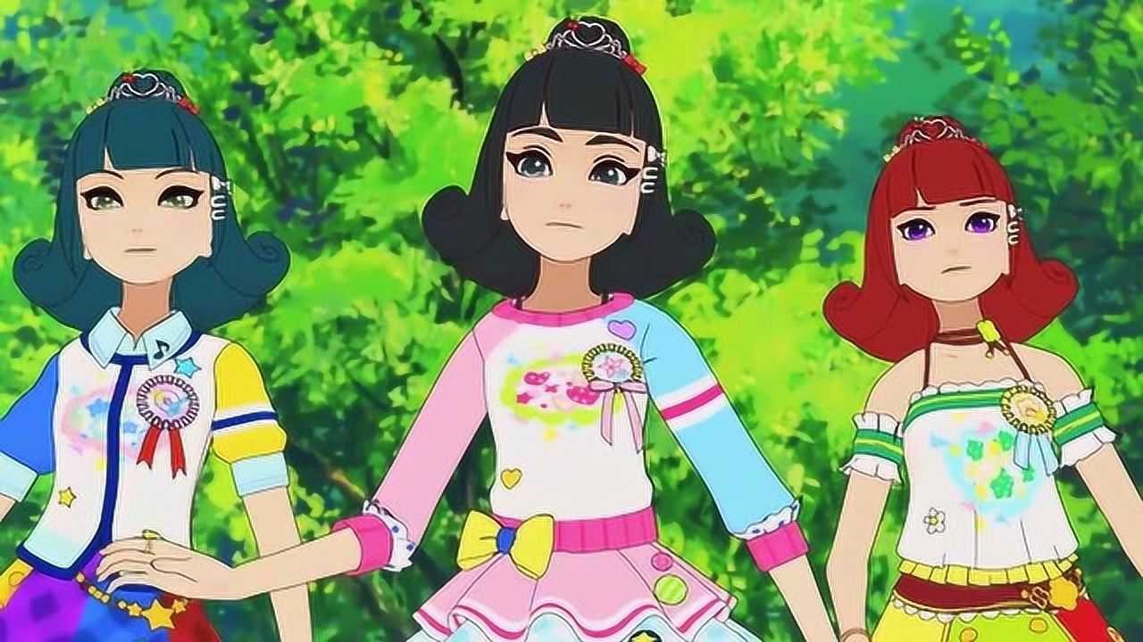 菲梦少女紫色皇后穿可爱的服装做可爱的表情吓跑了小朋友