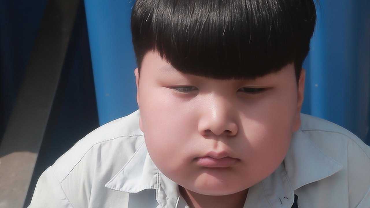 小胖忘带蓝底证件照,班长帮他拍了一张,他却仍苦着脸,咋回事