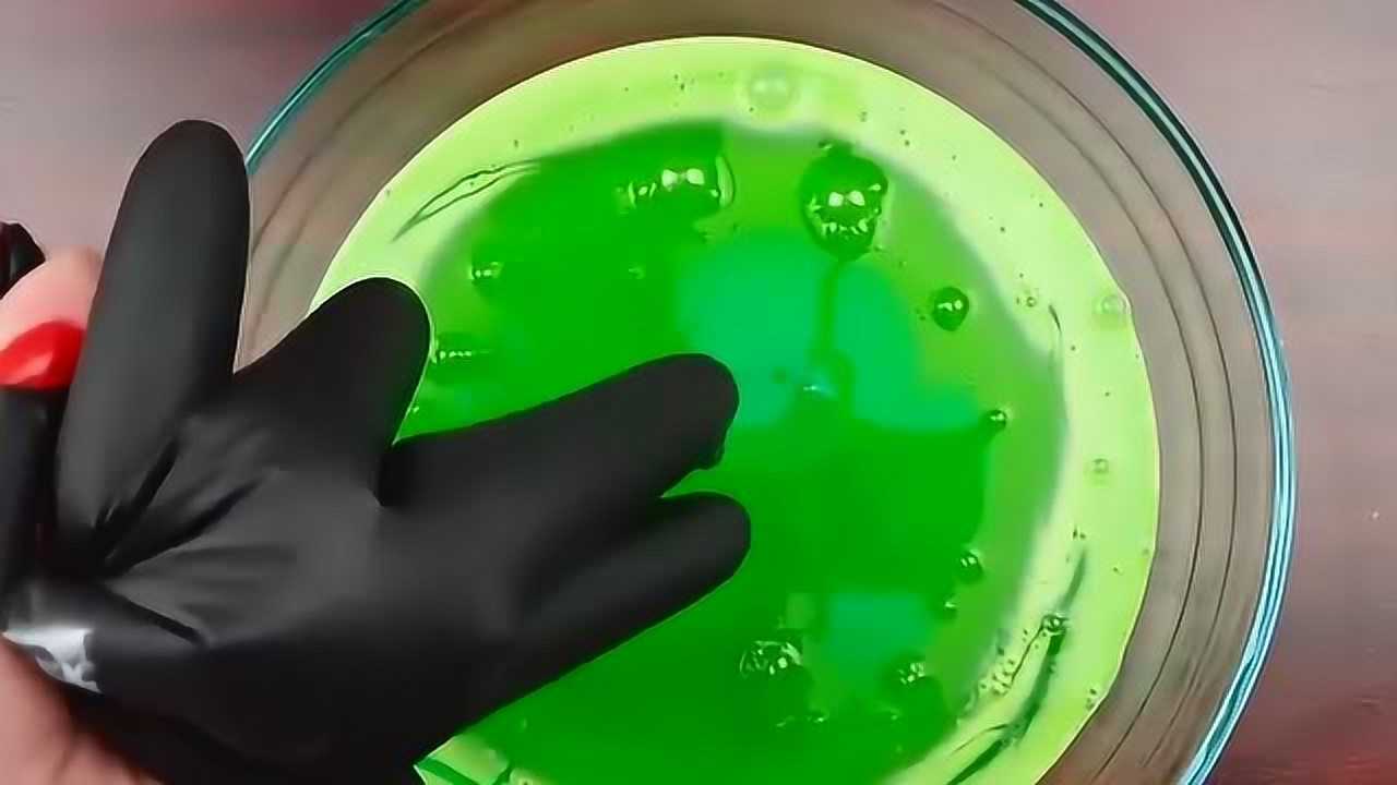 三分钟学会做史莱姆,硼砂水,染料,剃须膏混合,最后酌情加水