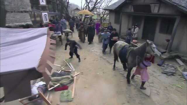 野蛮公主骑马大街上横冲直撞,女侠制服马匹救人,公主蛮不讲理