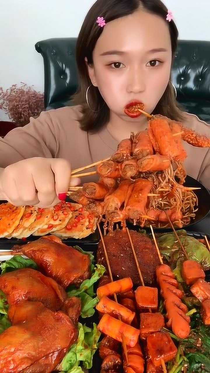 美女吃播吃烤串嚼金针菇的声音听的我都饿了