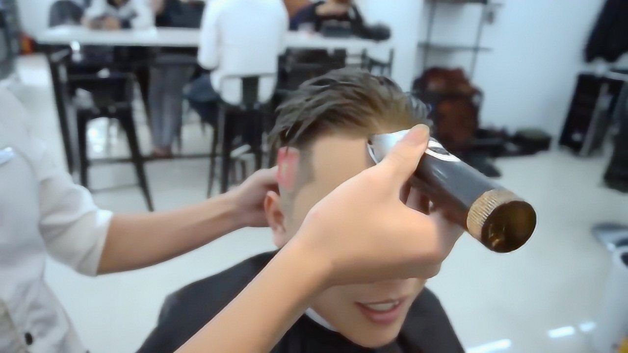 颜值高剪什么发型都好看?小哥相当自信,决定剃光头试试看!_高清1080P在线观看平台_腾讯视频