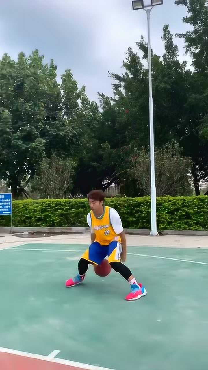 三种胯下背后运球组合的进攻方法