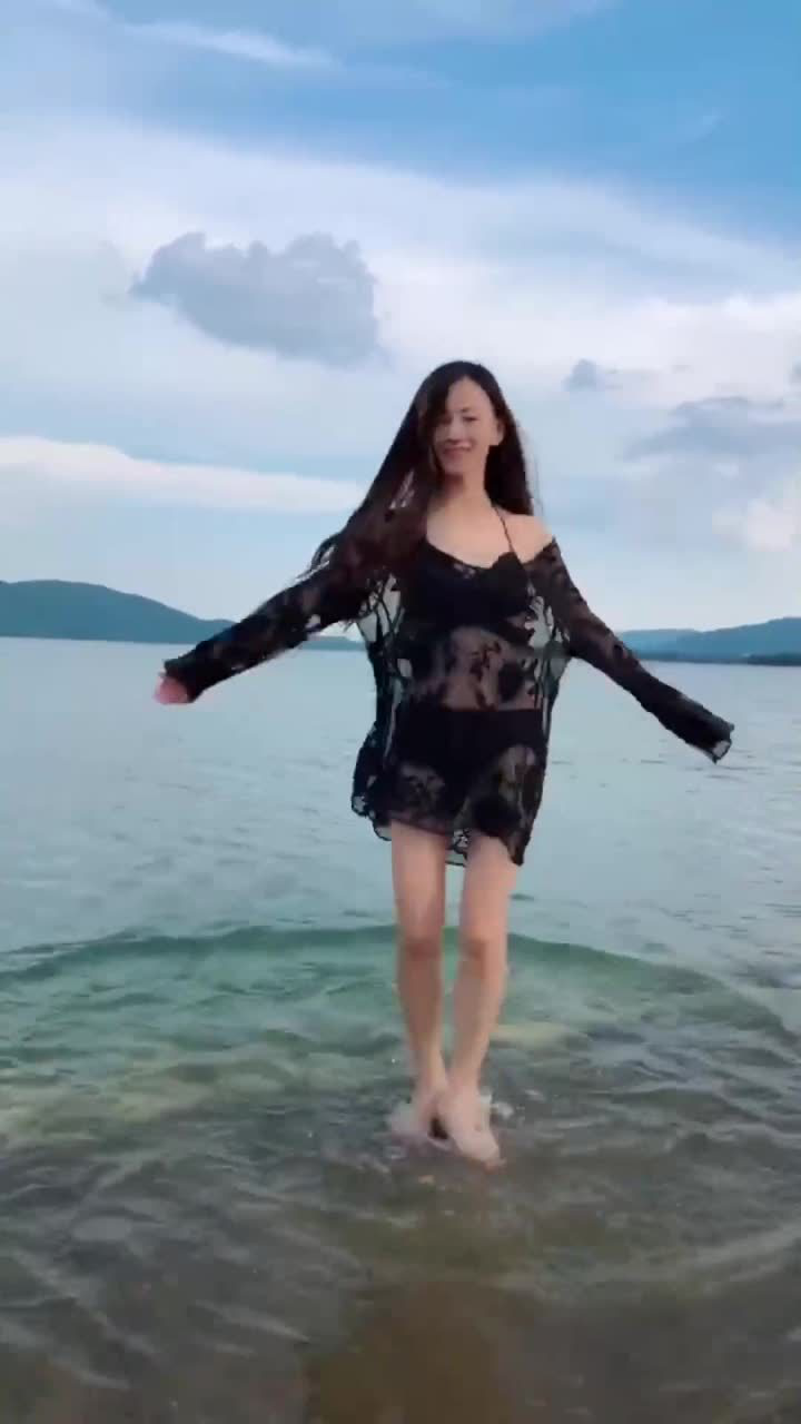 最近这个美女火了,穿错衣服了吧全都看光了