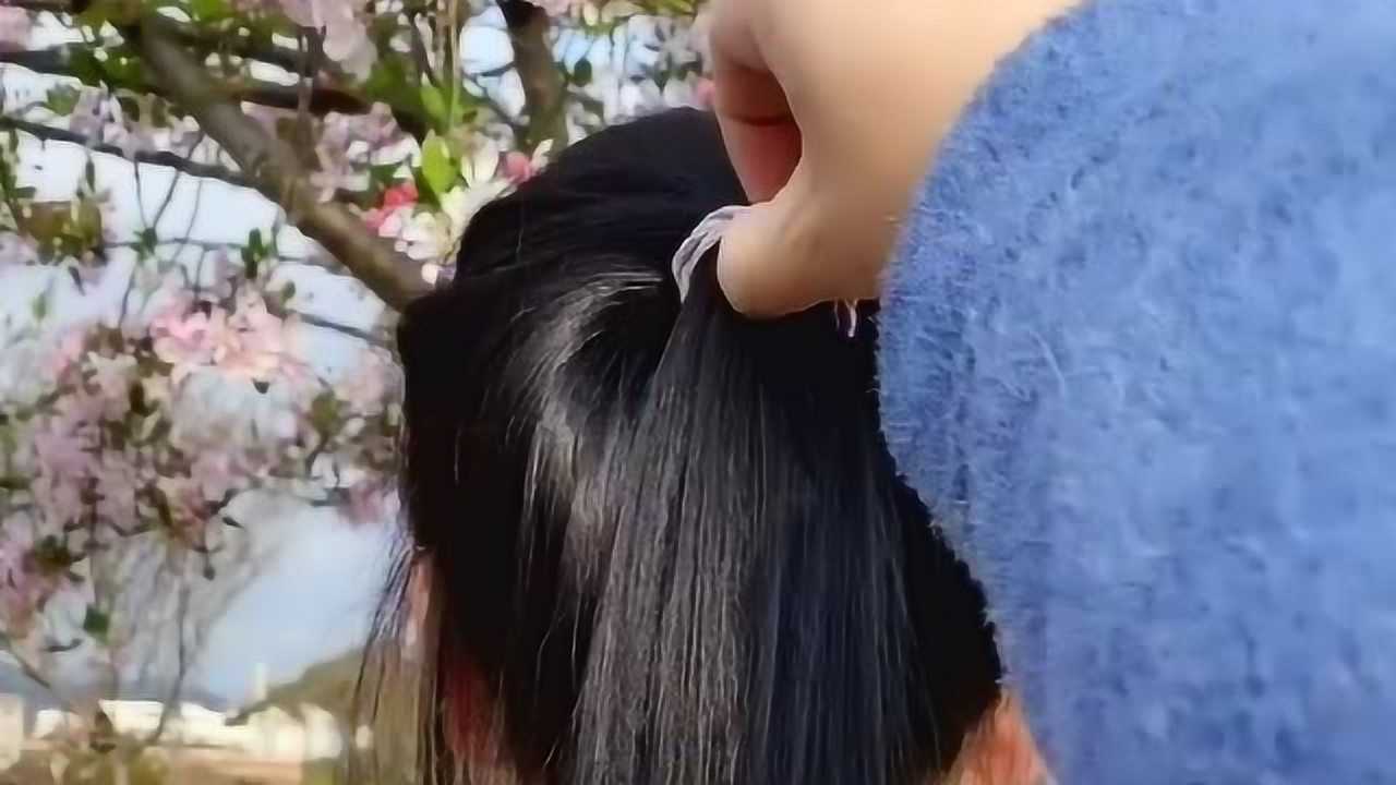 偷偷拽开了女朋友的马尾辫马尾散开的瞬间真是美腻了
