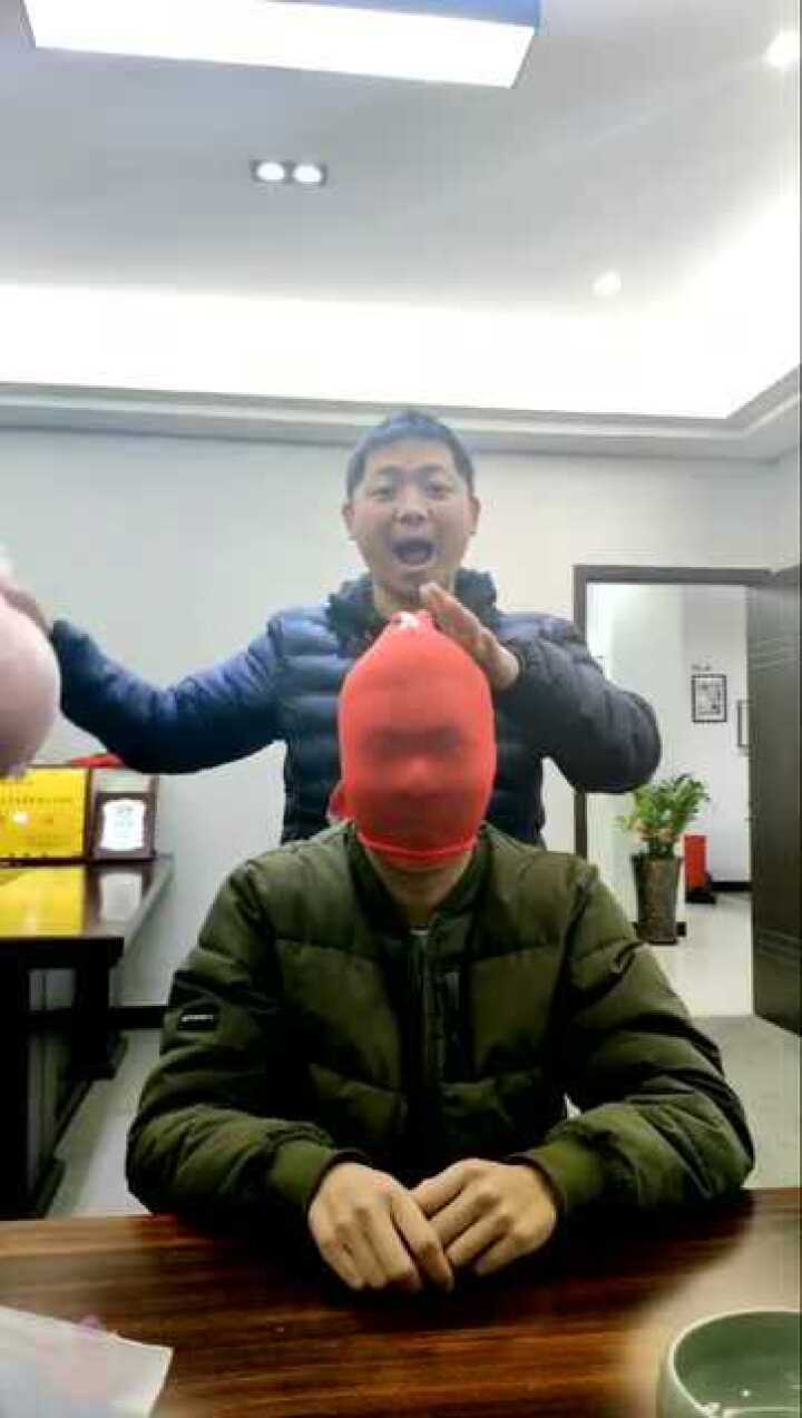 见过很多丝袜套头的但你们见过足球袜套头吗