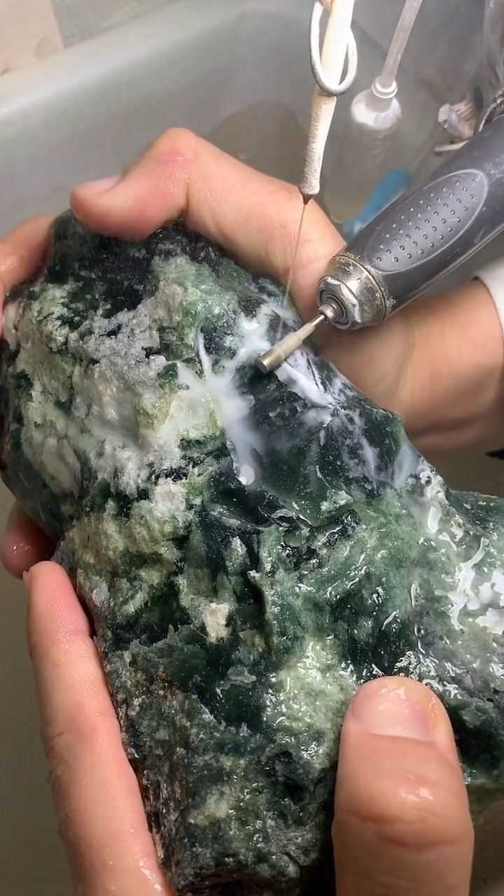 玉不琢不成器精致的玉石都要经过细细的打磨