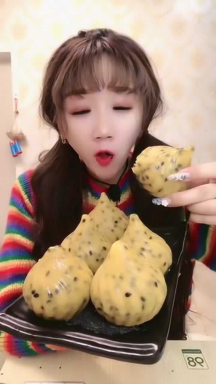 吃冰小姐姐,吃百香果包子冰块,吃的贼过瘾